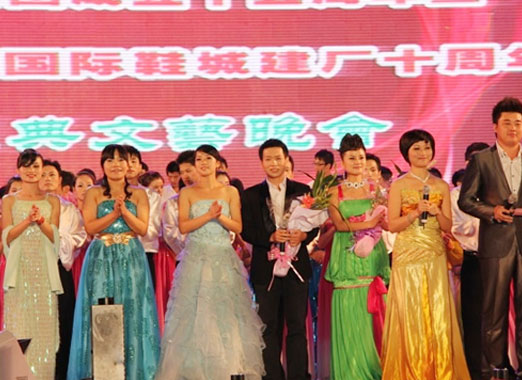 2011年10月15日，受華寶公司的邀請，到江西參加了華寶公司的十周年慶典 